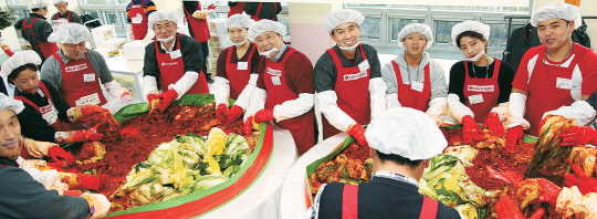 29일 LG디스플레이 파주사업장에서 열린 '사랑의 김장 나눔' 행사에서 한상범 LG디스플레이 부회장(오른쪽에서 5번째), 정철동 부사장, 강인병 전무 등 임직원들이 김장을 하고 있다. 이날 LG디스플레이 임직원들이 버무린 5000여포기의 김장은 인근의 복지시설과 저소득 가정에 전달했다.    LG디스플레이 제공